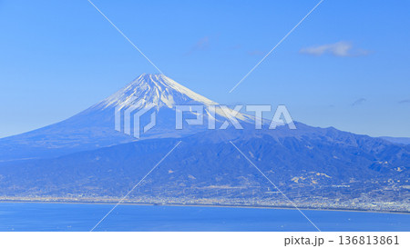 海越しに見る富士山 136813861