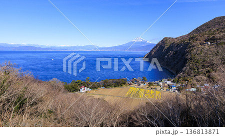 海越しに見る富士山 136813871