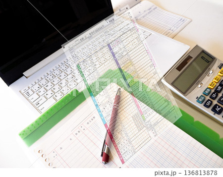 確定申告と経理作業デスク 136813878