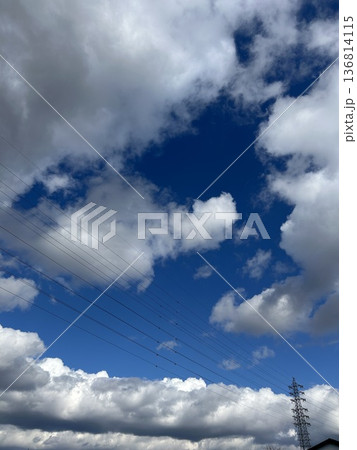 曇り空と青空が混ざる印象的な空の表情 曇り空と青空が混ざる印象的な空の表情 136814115
