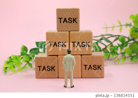 山積みのタスク 136814331