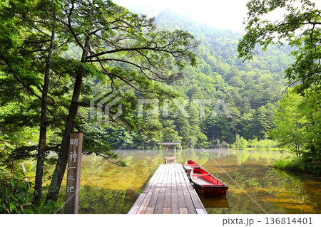 夏の上高地穂高神社奥宮境内にあるパワースポットの明神一之池1 136814401
