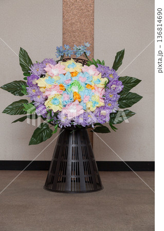 お葬式にある花輪　缶詰など供物の画像 136814690