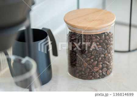 コーヒー豆の入った保存容器,ビン,キャニスター コーヒー豆の入った保存容器,ビン,キャニスター 136814699