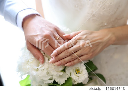 結婚式場バージンロードで入場する新婦のイメージ素材 結婚式場バージンロードで入場する新婦のイメージ素材 136814848