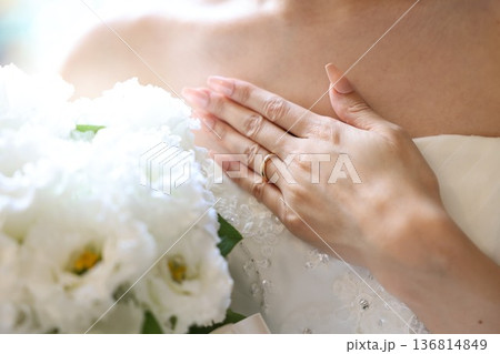 結婚式場バージンロードで入場する新婦のイメージ素材 ブーケ 結婚式場バージンロードで入場する新婦のイメージ素材 ブーケ 136814849