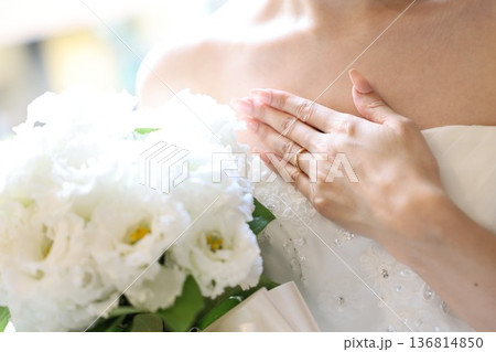結婚式場バージンロードで入場する新婦のイメージ素材　ブーケ 136814850