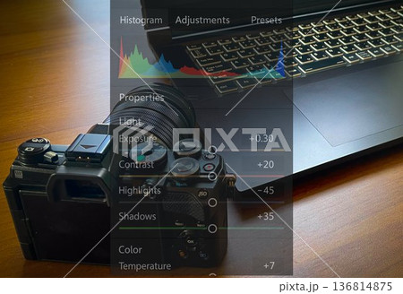 現像処理中のPCとカメラ 136814875