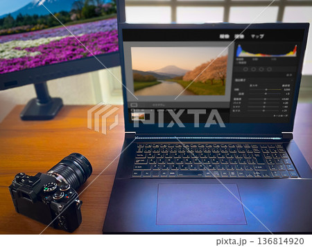 現像処理中のPCモニタとカメラ 現像処理中のPCモニタとカメラ 136814920