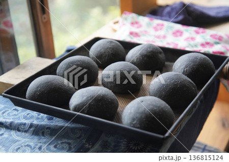 手作りの竹炭パン 136815124