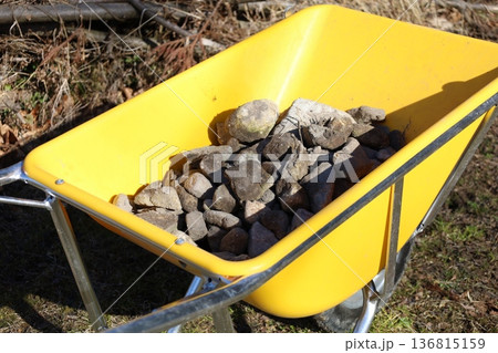 砕石を積んだ黄色い一輪車　農作業とDIY資材運搬の風景 136815159