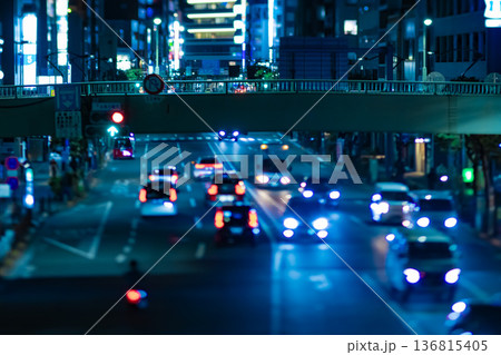 ミニチュア風・夜の尾長橋歩道橋周辺・王子三丁目交差点【交通イメージ】 136815405