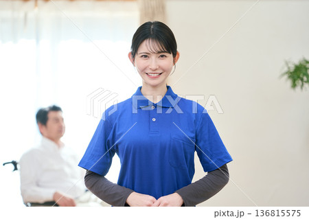 笑顔で立つアジア人女性介護士 136815575