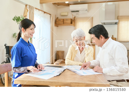 訪問介護でプランの説明をするアジア人介護士 訪問介護でプランの説明をするアジア人介護士 136815580