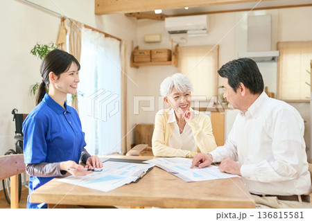 訪問介護でプランの説明をするアジア人介護士 訪問介護でプランの説明をするアジア人介護士 136815581