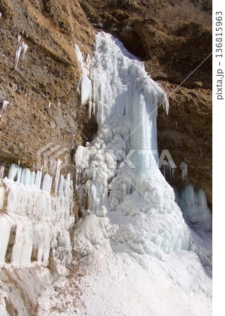 栃木県日光市の雲竜渓谷、氷結した冬の雲竜瀑 136815963