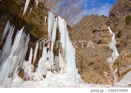 栃木県日光市の雲竜渓谷、氷柱と右奥の雲竜瀑 136815969