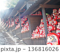 神社に並ぶだるま 136816026