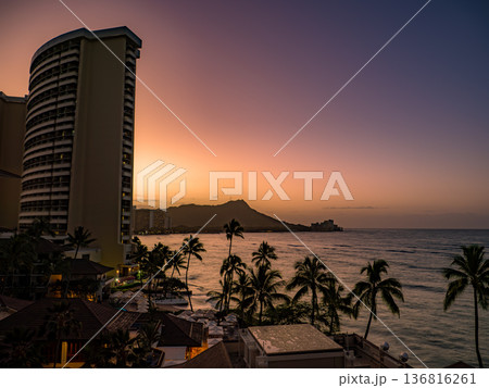 ワイキキから望む朝焼けのダイヤモンドヘッド 136816261