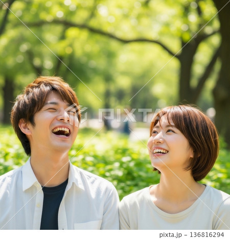 公園で笑い合う若い男女のカップル 公園で笑い合う若い男女のカップル 136816294