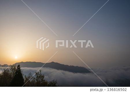 朝の雲海に浮かぶ山並み 朝の雲海に浮かぶ山並み 136816502