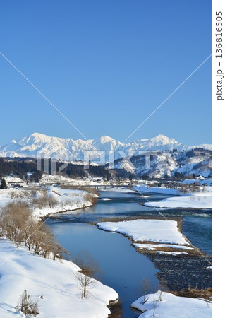 信濃川・越後三山雪景色 136816505