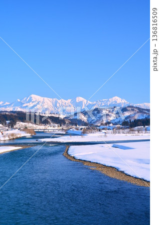 信濃川・越後三山雪景色 信濃川・越後三山雪景色 136816509