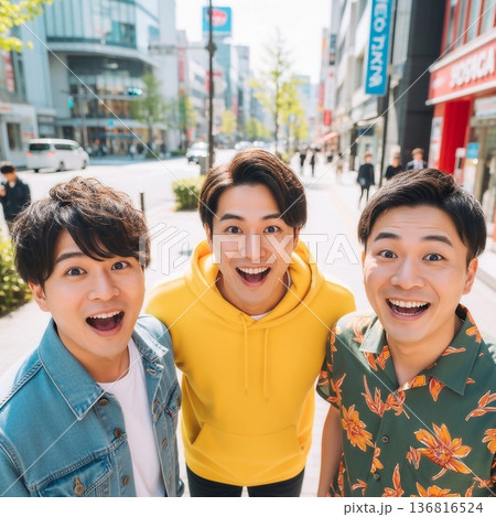 街中で驚く三人の若い男性 136816524