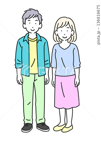 夫婦の立ち姿　全身 136816675