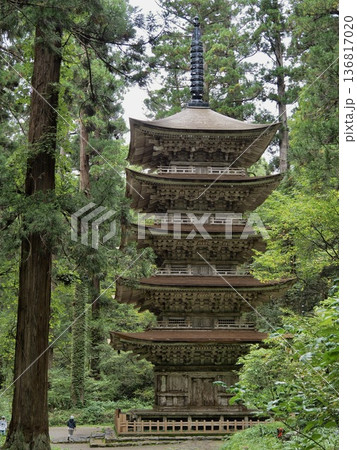 森に佇む歴史のある五重塔 森に佇む歴史のある五重塔 136817020