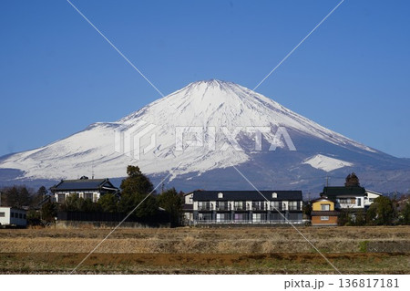 静岡県駿東郡小山町の道の駅ふじおやま周辺から富士山方面を臨む風景 136817181