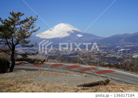 静岡県駿東郡小山町の金太郎富士見ラインから富士山方面を臨む風景 静岡県駿東郡小山町の金太郎富士見ラインから富士山方面を臨む風景 136817184
