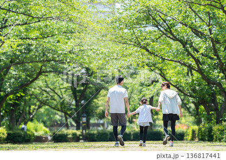 新緑の公園を歩く家族の後ろ姿 136817441