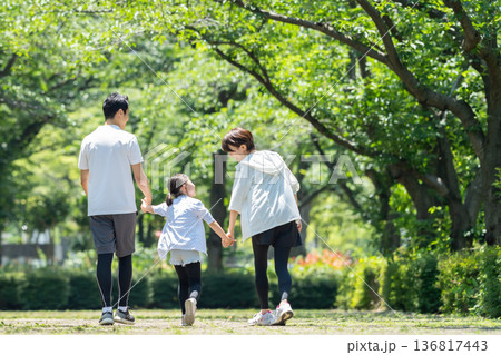 新緑の公園を歩く家族の後ろ姿 136817443