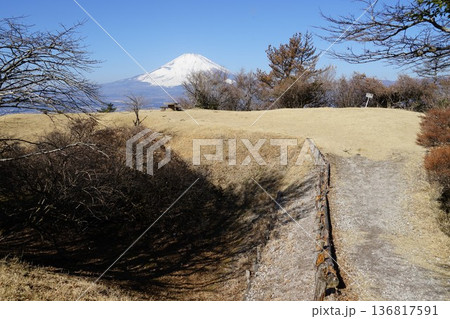 静岡県駿東郡小山町の足柄城址から富士山方面を臨む風景 静岡県駿東郡小山町の足柄城址から富士山方面を臨む風景 136817591