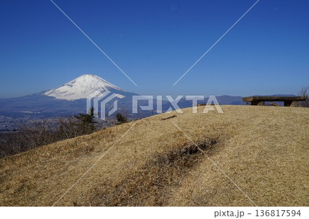 静岡県駿東郡小山町の足柄城址から富士山方面を臨む風景 静岡県駿東郡小山町の足柄城址から富士山方面を臨む風景 136817594