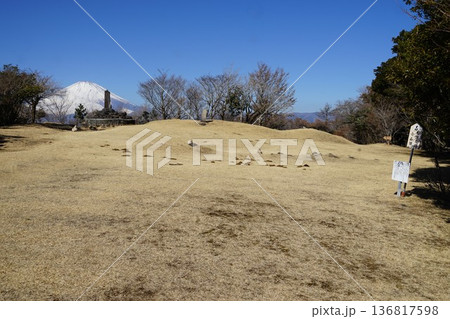 静岡県駿東郡小山町の足柄城址から富士山方面を臨む風景 静岡県駿東郡小山町の足柄城址から富士山方面を臨む風景 136817598
