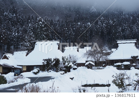 京都美山のかやぶき屋根と雪景色 京都美山のかやぶき屋根と雪景色 136817611