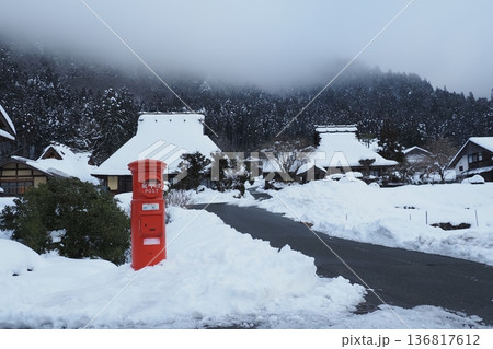 レトロな赤いポストと美山の雪景色 レトロな赤いポストと美山の雪景色 136817612