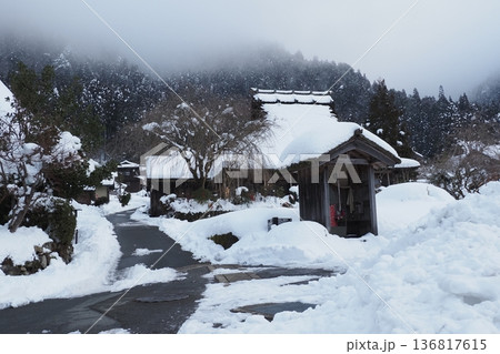 美山のかやぶきの里の雪景色 美山のかやぶきの里の雪景色 136817615