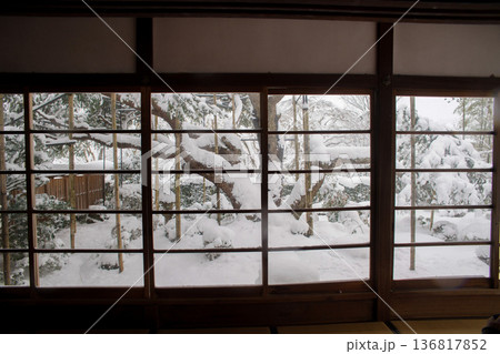 大原の宝泉院の雪景色 136817852