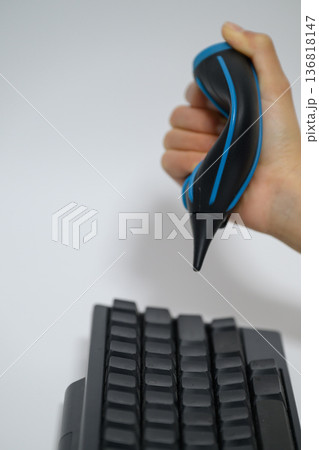 ブロアーでキーボードを掃除する手元のクローズアップ ブロアーでキーボードを掃除する手元のクローズアップ 136818147