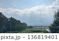山梨県北杜市 雲間から光が差す山並みと田園風景 136819401