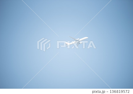 青空を飛ぶ飛行機 青空を飛ぶ飛行機 136819572