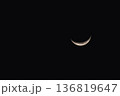 静寂の夜空とクレセントムーン 136819647