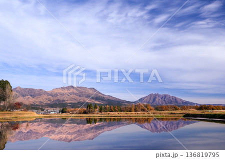 熊本県 南阿蘇の田園風景越しに根子岳と高岳を眺望 熊本県 南阿蘇の田園風景越しに根子岳と高岳を眺望 136819795