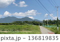 山梨県北杜市 田園風景と山並みのある農道 136819835