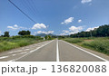 山梨県北杜市 直線道路と山並みのある田園風景 136820088