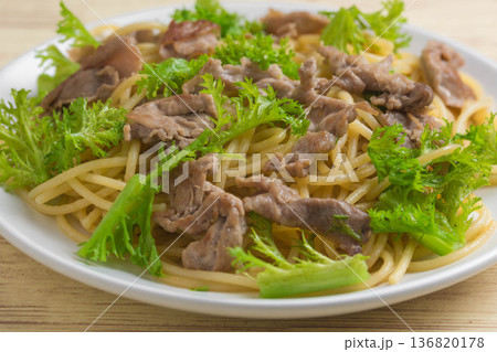 ワサビ菜と豚肉のパスタ 136820178