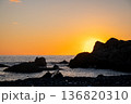 室戸岬の夕暮れ、岩陰に沈む夕日 136820310